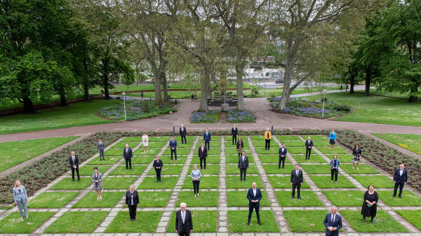 Hier sind sie alle beisammen: die Minister und die Staatssekretäre der Landesregierung. Ganz vorne: Ministerpräsident Winfried Kretschmann.Foto: Staatsministerium Baden-Württemberg / fotografie@uliregenscheit Hier sind sie alle beisammen: die Minister und die Staatssekretäre der Landesregierung. Ganz vorne: Ministerpräsident Winfried Kretschmann.Foto: Staatsministerium Baden-Württemberg / fotografie@uliregenscheit