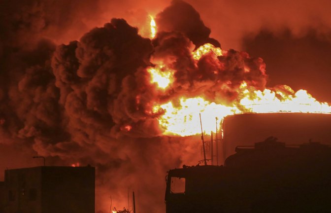 Öltanks brennen im Hafen von Hudaida. Einen Tag nach dem tödlichen Drohnenangriff der Huthi-Miliz auf Tel Aviv hat Israel mit einem  Gegenschlag im Jemen reagiert.<span class='image-autor'>Foto: Uncredited/AP/dpa/Uncredited</span>