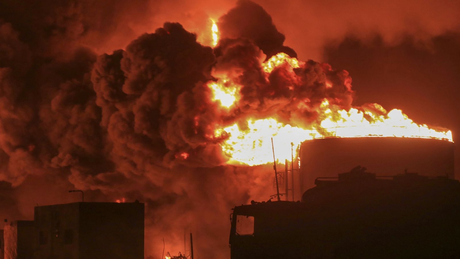 Öltanks brennen im Hafen von Hudaida. Einen Tag nach dem tödlichen Drohnenangriff der Huthi-Miliz auf Tel Aviv hat Israel mit einem Gegenschlag im Jemen reagiert.Foto: Uncredited/AP/dpa/Uncredited Öltanks brennen im Hafen von Hudaida. Einen Tag nach dem tödlichen Drohnenangriff der Huthi-Miliz auf Tel Aviv hat Israel mit einem Gegenschlag im Jemen reagiert.Foto: Uncredited/AP/dpa/Uncredited