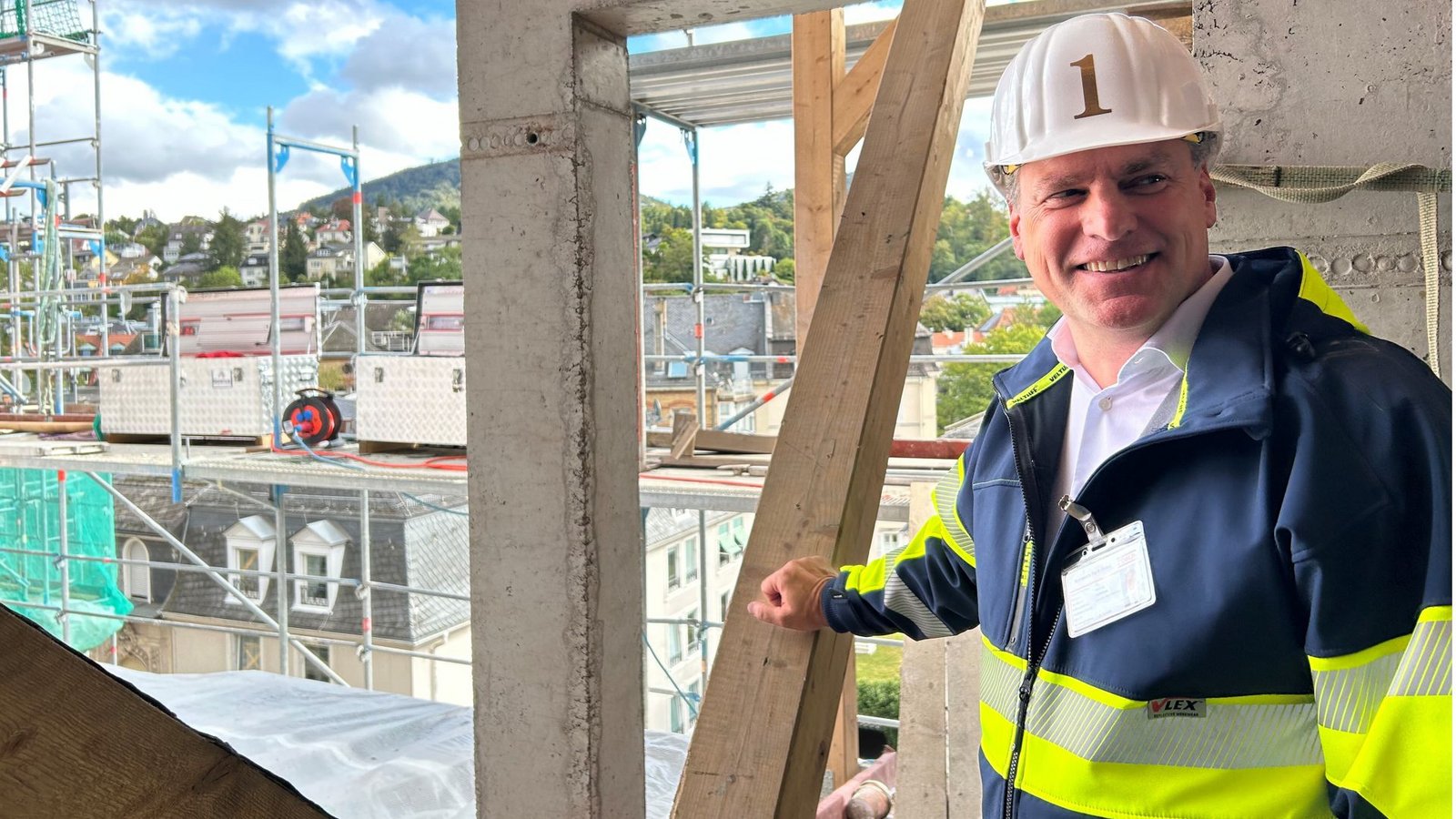 Hoteldirektor mit Helm: Henning Matthiesen auf der Baustelle in Brenners Park-Hotel in Baden-Baden.Foto: Hoteldirektor mit Helm: Henning Matthiesen auf der Baustelle in Brenners Park-Hotel in Baden-Baden.Foto: 