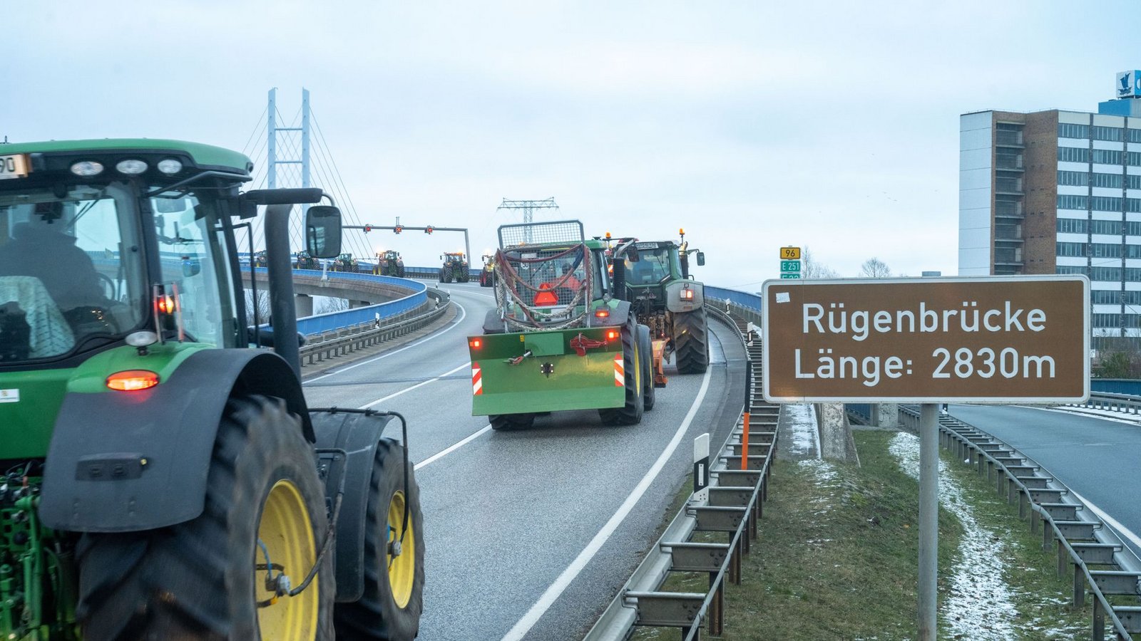 Traktoren fahren auf der Rügenbrücke in Stralsund.Foto: dpa/Stefan Sauer