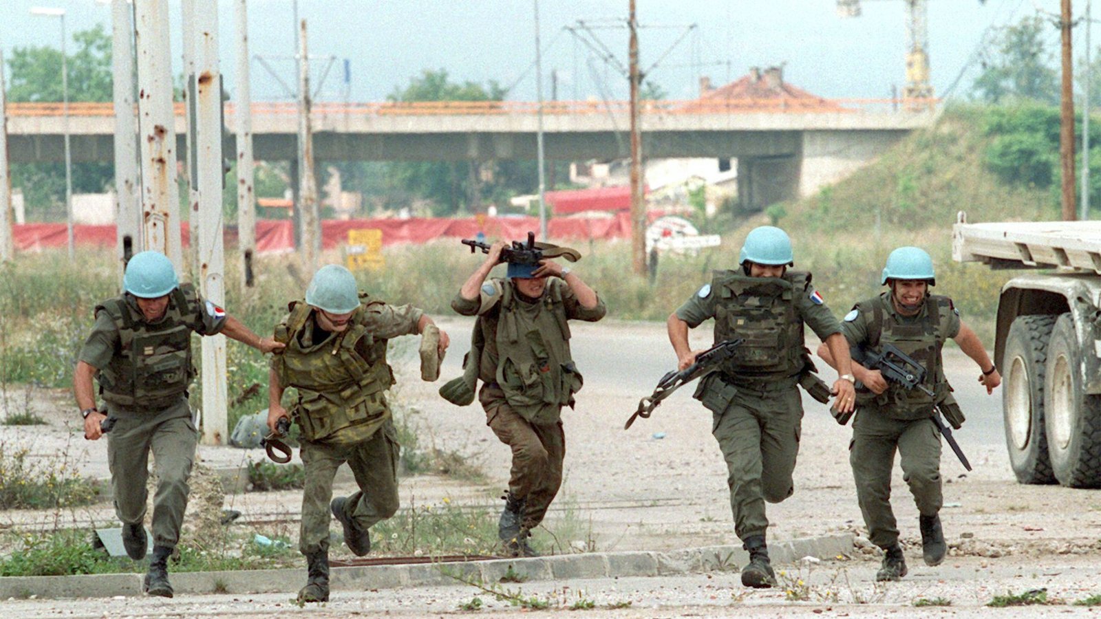 Sarajevo, Bosnien, 1994: Französische und ukrainische UN-Soldaten flüchten, als serbische Scharfschützen das Feuer auf sie in der Innenstadt Sarajevos eröffnen.Foto: SWR/Anja Niedringhaus/pa