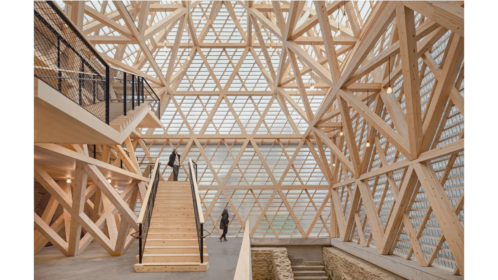 Wulf Architekten aus Stuttgart sind mit für ihre  Holz- und Biberschwanzglasziegel-Konstruktion in Reutlingen nominiert worden.Foto: Brigida González