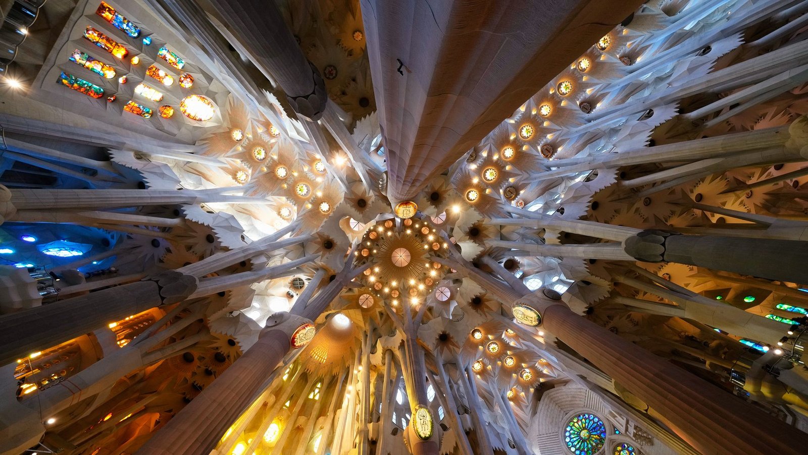 Die Decke der Basilika der Sagrada Familia in Barcelona vor der Ankunft des Papstes zur Feier eines Gottesdienstes.Foto: Bernat Armangue/AP/dpa Die Decke der Basilika der Sagrada Familia in Barcelona vor der Ankunft des Papstes zur Feier eines Gottesdienstes.Foto: Bernat Armangue/AP/dpa