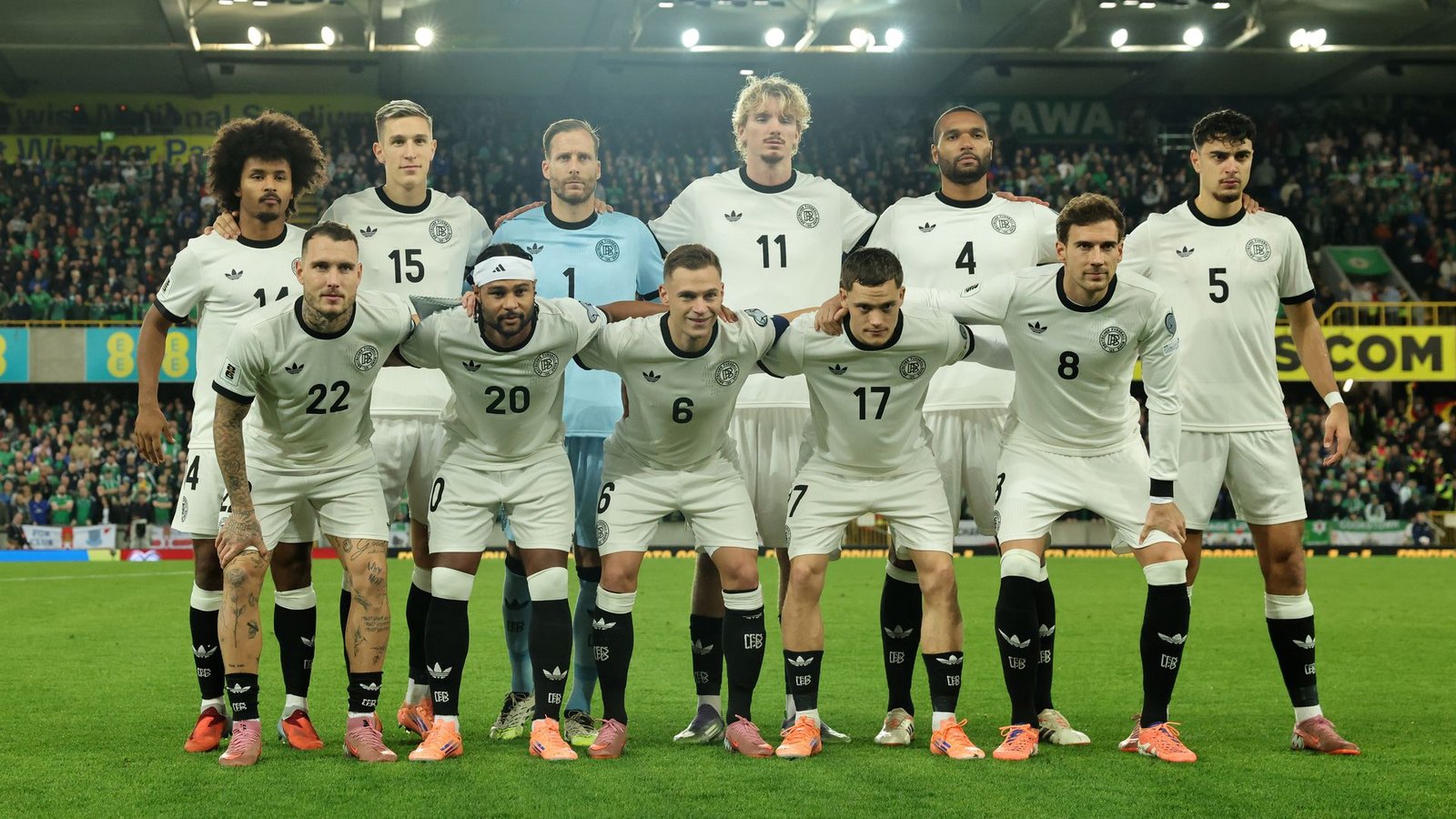 Die DFB-Elf stellt sich zum Team-Foto im Windsor Park.Foto: Christian Charisius/dpa