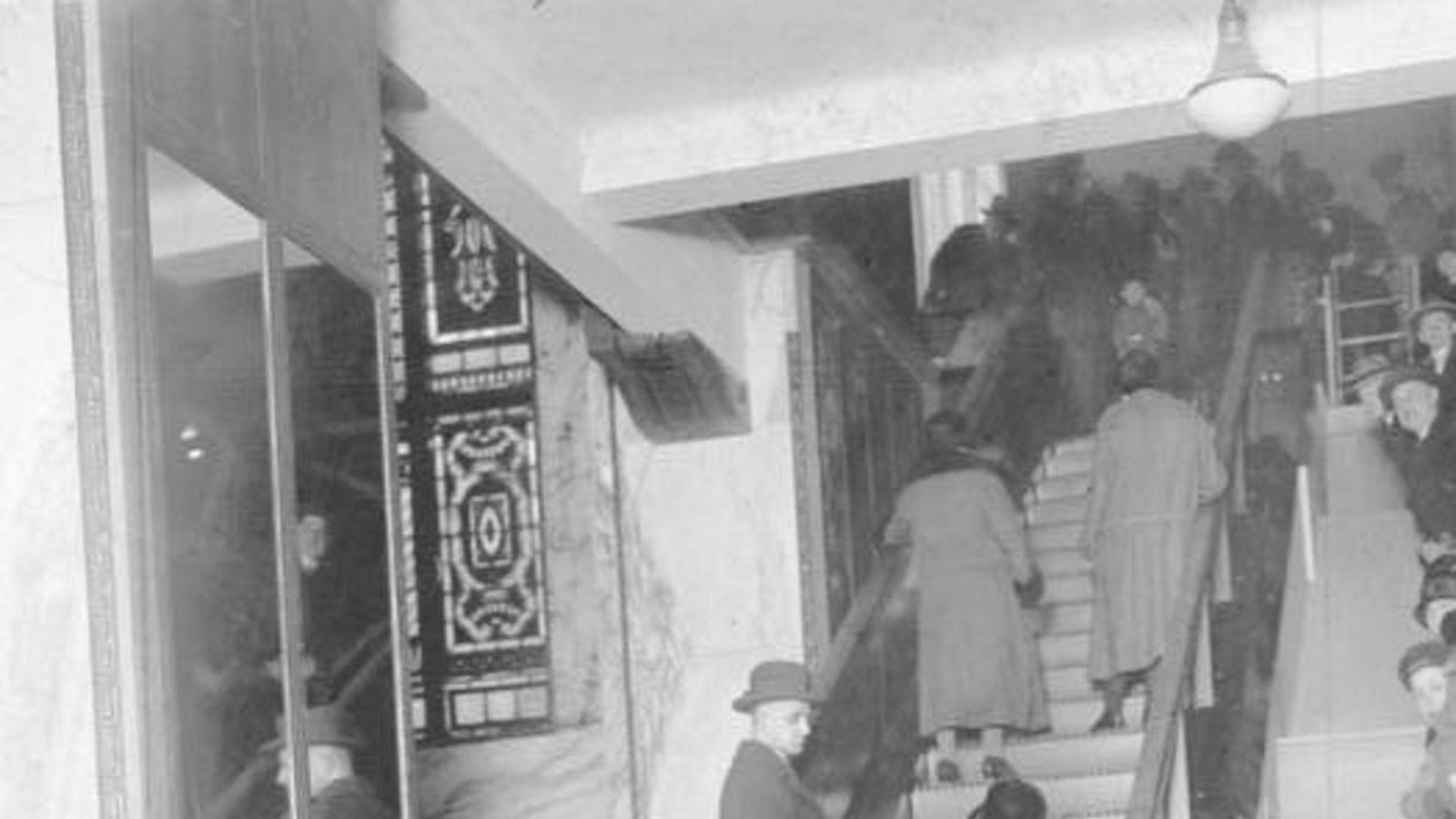 Die erste Rolltreppe heutiger Bauart wurde 1925 in einem Berliner Kaufhaus errichtet.Foto: Wikipedia commons/ Bundesarchiv, Bild 183-2004-0807-500/CC-BY-SA 3.0 Die erste Rolltreppe heutiger Bauart wurde 1925 in einem Berliner Kaufhaus errichtet.Foto: Wikipedia commons/ Bundesarchiv, Bild 183-2004-0807-500/CC-BY-SA 3.0