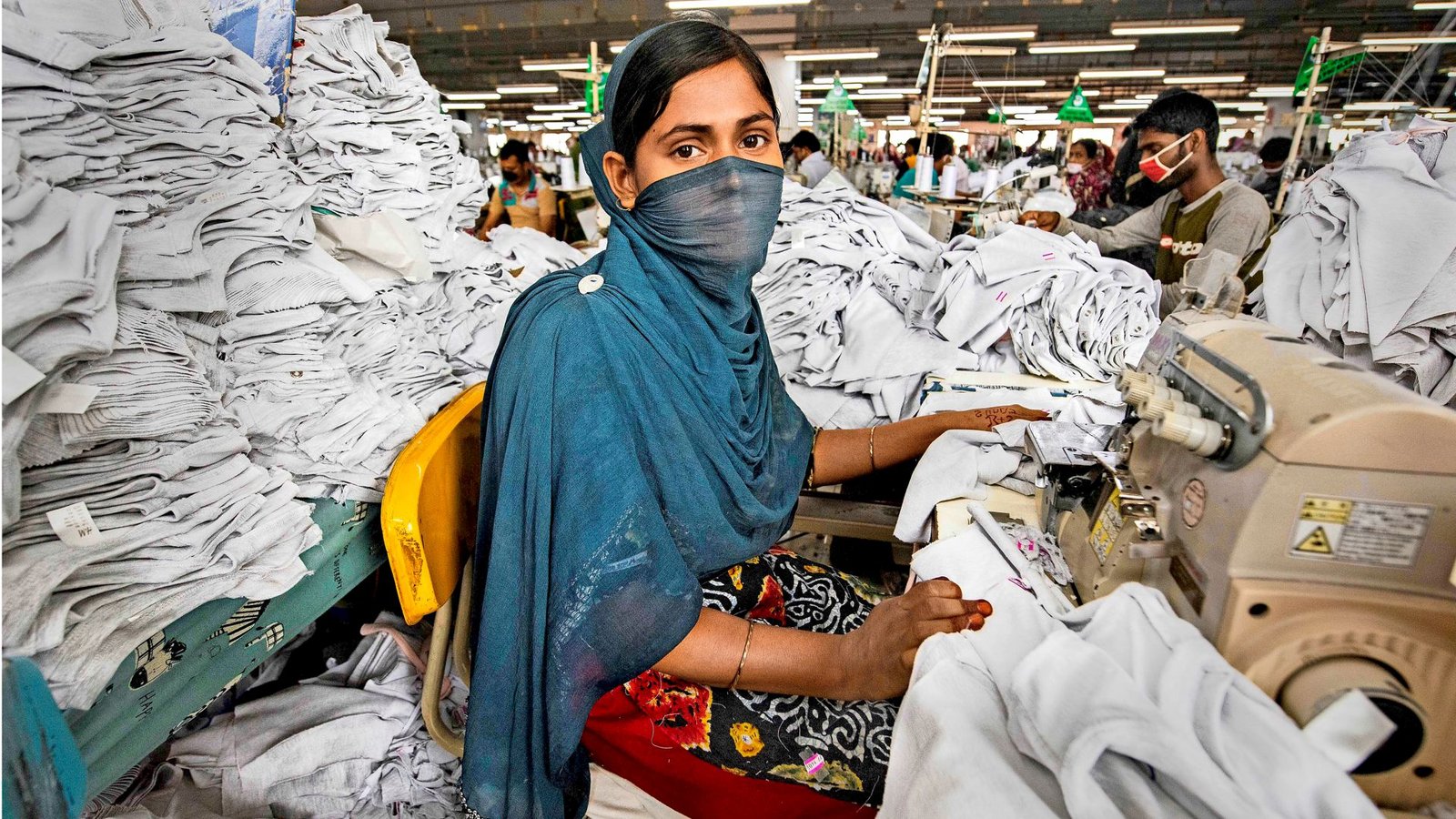 Der Verdienst vieler Textilarbeiterinnen in Bangladesh reicht gerade mal für ein Leben in Slums.Foto: imago images/ZUMA Press/Alison Wright via www.imago-images.de Der Verdienst vieler Textilarbeiterinnen in Bangladesh reicht gerade mal für ein Leben in Slums.Foto: imago images/ZUMA Press/Alison Wright via www.imago-images.de
