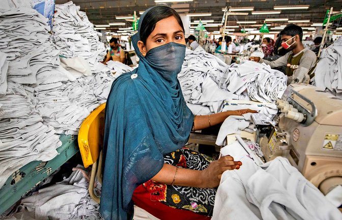 Der Verdienst vieler Textilarbeiterinnen in Bangladesh reicht gerade mal für ein Leben in Slums.<span class='image-autor'>Foto: imago images/ZUMA Press/Alison Wright via www.imago-images.de</span>