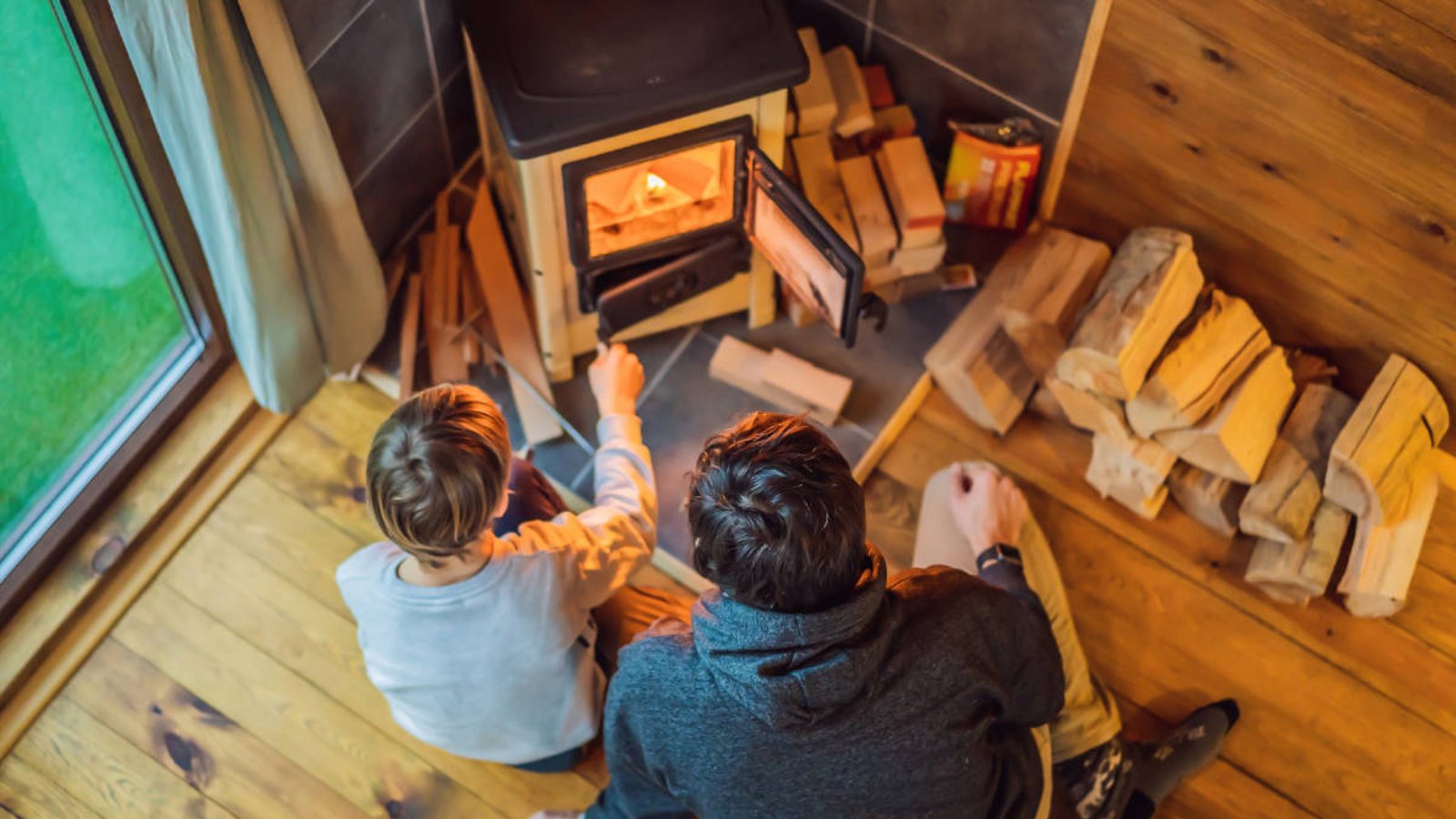 In diesem Artikel verraten wir Ihnen, wie Sie Ihren Kamin richtig anzünden bzw. anheizen. Egal, ob Sie mit Holz oder Kohle heizen wollen.Foto: Elizaveta Galitckaia / Shutterstock.com