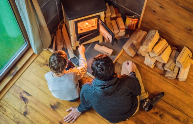 In diesem Artikel verraten wir Ihnen, wie Sie Ihren Kamin richtig anzünden bzw. anheizen. Egal, ob Sie mit Holz oder Kohle heizen wollen.<span class='image-autor'>Foto: Elizaveta Galitckaia / Shutterstock.com</span>