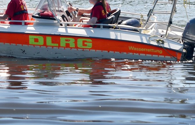 Feuerwehr und DLRG waren im Einsatz (Symbolbild).<span class='image-autor'>Foto: dpa/Caroline Seidel</span>