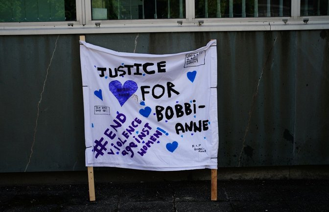 Ein Transparent vor dem Gericht in Plymouth: "Gerechtigkeit für Bobbi-Anne. Beendet Gewalt gegen Frauen".<span class='image-autor'>Foto: Ben Birchall/PA Wire/dpa</span>