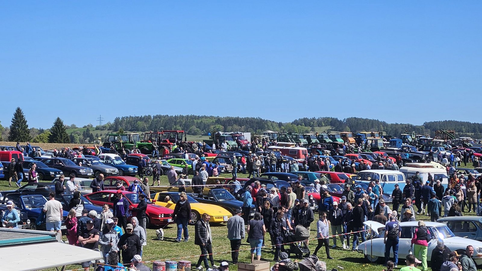 Etliche Oldtimerfans sind am Freitag auf den Flugplatz Münsingen gekommen.Foto: Fotoagentur Stuttgart/Andreas Rosar