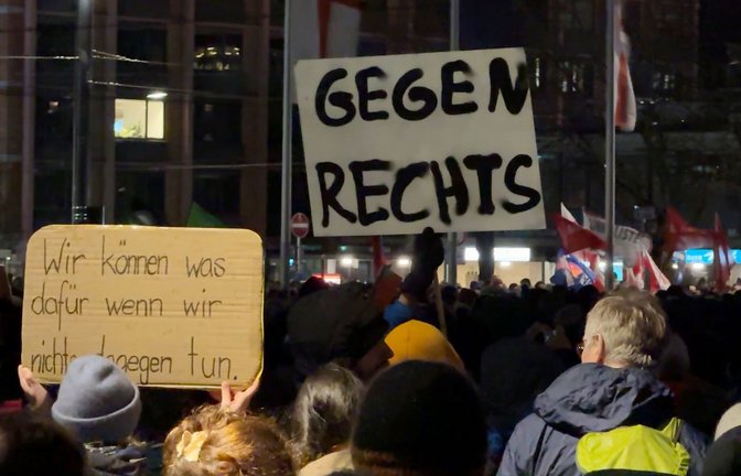 Am Mittwoch demonstrierten in Freiburg mehrere tausend Menschen gegen Rechtsextremismus. Auch am Wochenende sind in der Stadt und anderen Teilen Baden-Württembergs Proteste geplant.<span class='image-autor'>Foto: dpa/Valentin Gensch</span>