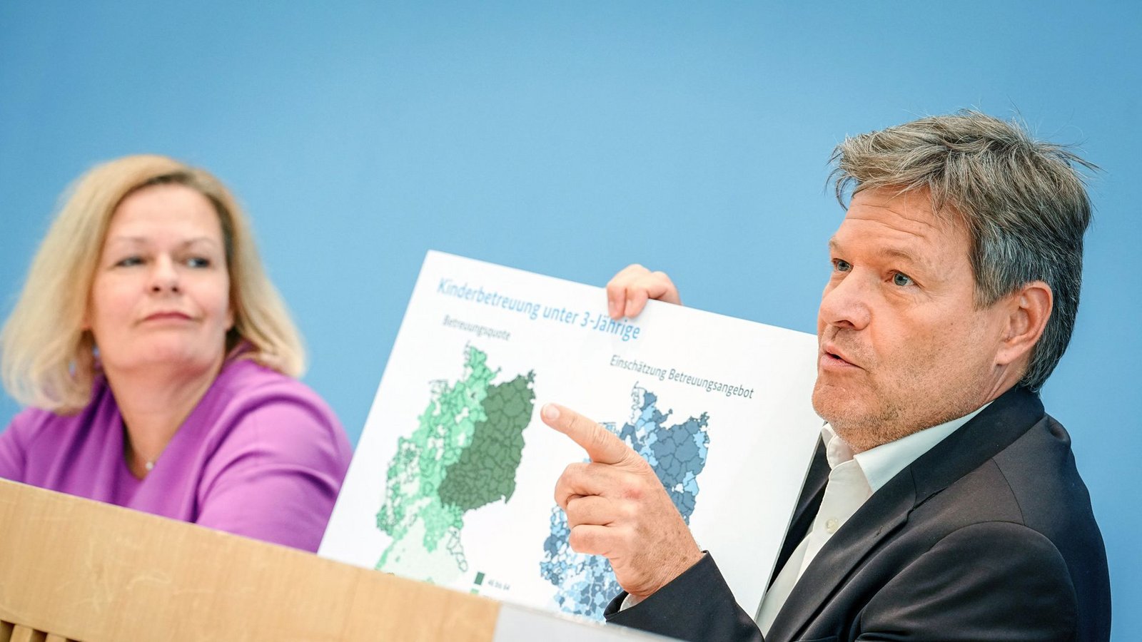 Innenministerin Nancy Faeser (SPD) und Wirtschaftsminister Robert Habeck (Grüne) stellten den Gleichwertigkeitsbericht vor.Foto: dpa/Kay Nietfeld