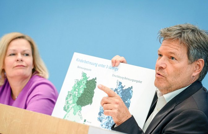 Innenministerin Nancy Faeser (SPD) und Wirtschaftsminister Robert Habeck (Grüne) stellten den Gleichwertigkeitsbericht vor.<span class='image-autor'>Foto: dpa/Kay Nietfeld</span>