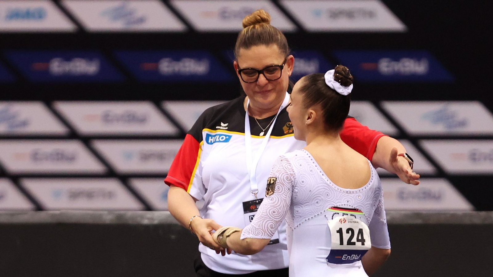 Trainerin Aimee Boorman mit Madita Mayr – ein Bild, das es so nicht mehr geben wird.Foto: Baumann Trainerin Aimee Boorman mit Madita Mayr – ein Bild, das es so nicht mehr geben wird.Foto: Baumann