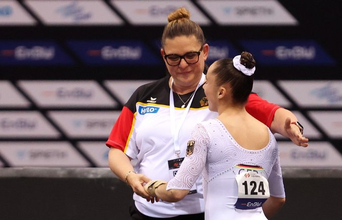 Trainerin Aimee Boorman mit Madita Mayr – ein Bild, das es so nicht mehr geben wird.<span class='image-autor'>Foto: Baumann</span>