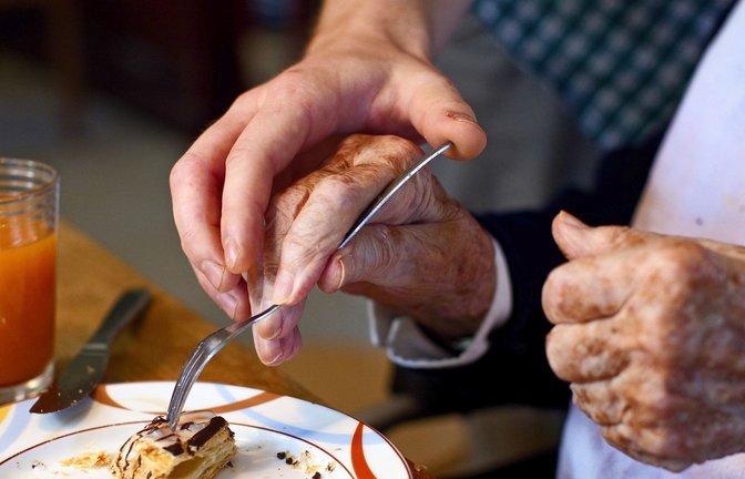 Teilnehmer am Freiwilligen Sozialen Jahr werden vielfältig eingesetzt – zum Beispiel in der Pflege.<span class='image-autor'>Foto: dpa/Friso Gentsch</span>