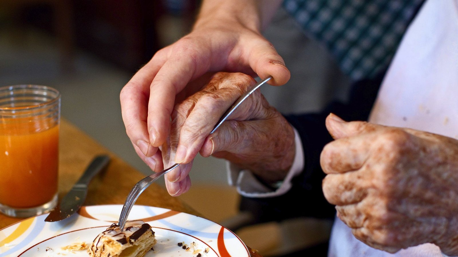 Teilnehmer am Freiwilligen Sozialen Jahr werden vielfältig eingesetzt – zum Beispiel in der Pflege.Foto: dpa/Friso Gentsch
