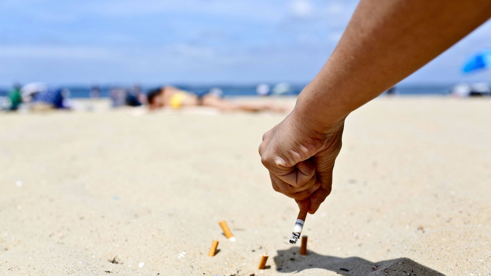 Nein zu Kippen im Sand.Foto: IMAGO/Andia