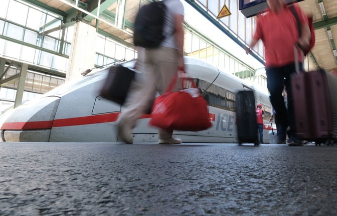 Der Bahnverkehr ist laut einem Bundespolizeisprecher eingestellt. (Symbolbild)<span class='image-autor'>Foto: Bernd Weißbrod/dpa</span>