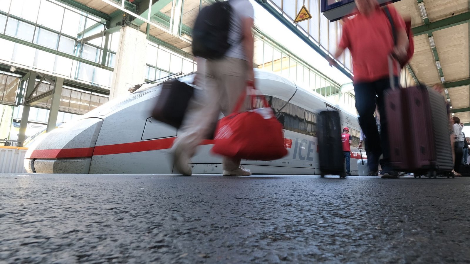 Der Bahnverkehr ist laut einem Bundespolizeisprecher eingestellt. (Symbolbild)Foto: Bernd Weißbrod/dpa Der Bahnverkehr ist laut einem Bundespolizeisprecher eingestellt. (Symbolbild)Foto: Bernd Weißbrod/dpa