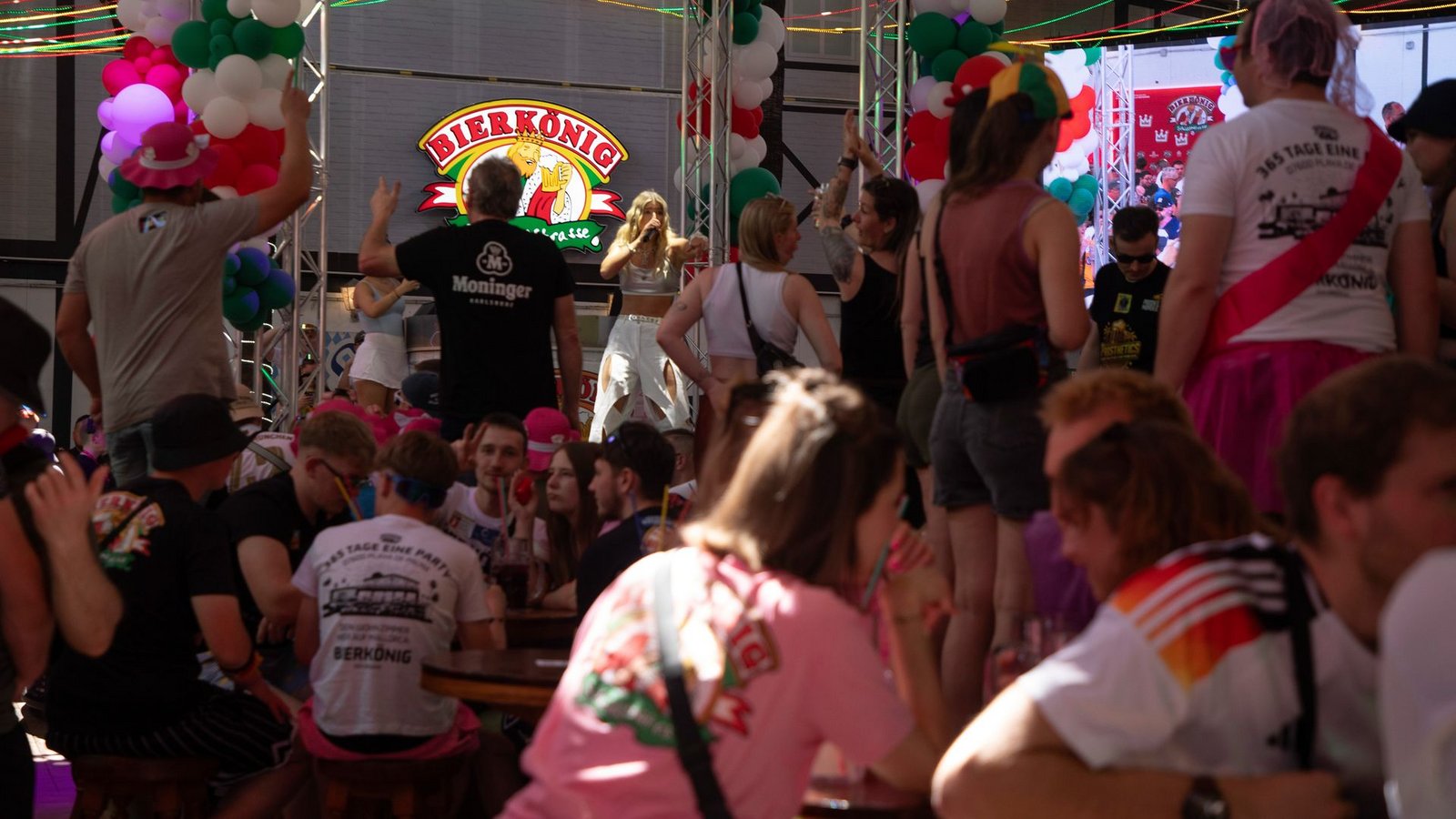 Stimmung "unfassbar gut": Im Bierkönig wird wieder gefeiert.Foto: Clara Margais/dpa Stimmung "unfassbar gut": Im Bierkönig wird wieder gefeiert.Foto: Clara Margais/dpa