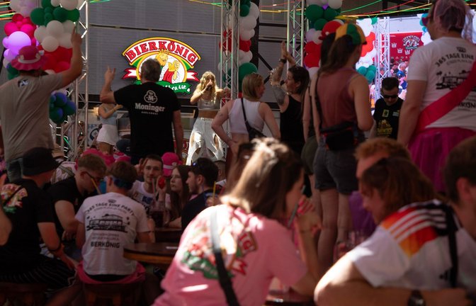 Stimmung "unfassbar gut": Im Bierkönig wird wieder gefeiert.<span class='image-autor'>Foto: Clara Margais/dpa</span>