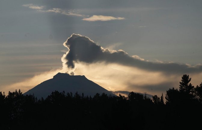 Dampf und Asche steigen aus dem Cotopaxi in Ecuador. Der Vulkan ist seit Oktober wieder aktiv.<span class='image-autor'>Foto: Dolores Ochoa/AP/dpa</span>