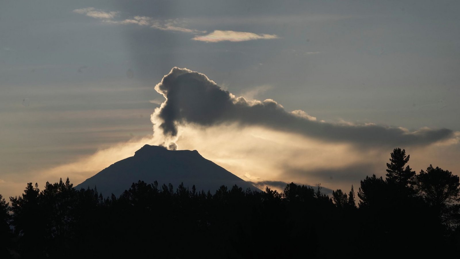 Dampf und Asche steigen aus dem Cotopaxi in Ecuador. Der Vulkan ist seit Oktober wieder aktiv.Foto: Dolores Ochoa/AP/dpa