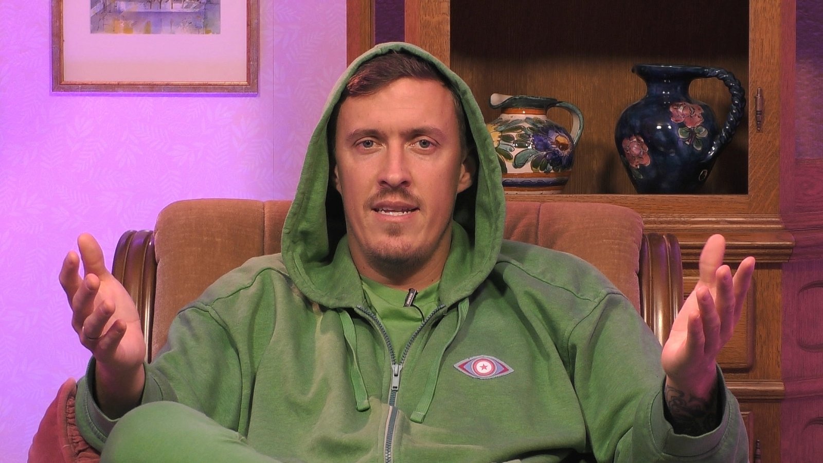 Max Kruse im Sprechzimmer.Foto: Joyn Max Kruse im Sprechzimmer.Foto: Joyn