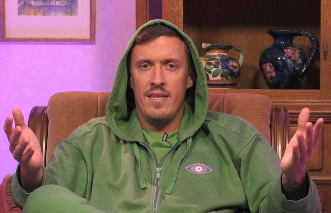 Max Kruse im Sprechzimmer.<span class='image-autor'>Foto: Joyn</span>