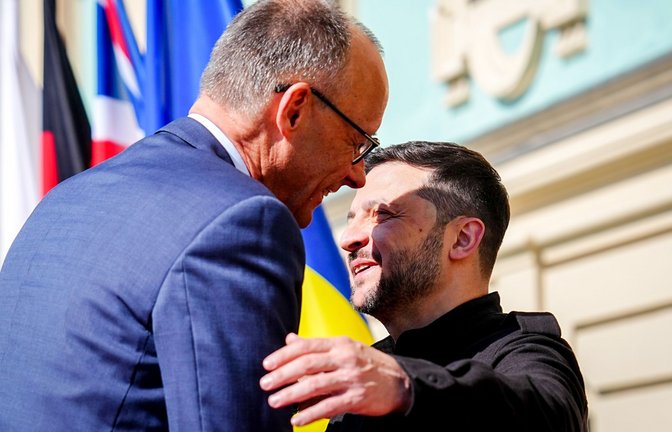 Bundeskanzler Friedrich Merz (l, CDU), wird von Wolodymyr Selenskyj, Präsident der Ukraine, vor dem Marienpalast in Kiew empfangen. (Archivbild)<span class='image-autor'>Foto: Kay Nietfeld/dpa</span>
