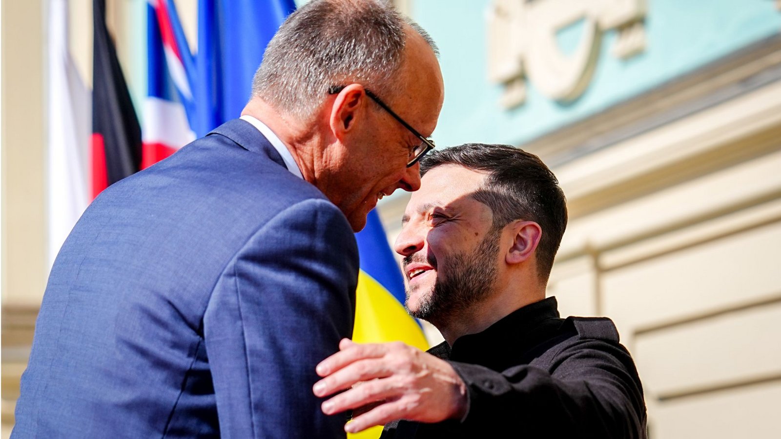 Bundeskanzler Friedrich Merz (l, CDU), wird von Wolodymyr Selenskyj, Präsident der Ukraine, vor dem Marienpalast in Kiew empfangen. (Archivbild)Foto: Kay Nietfeld/dpa