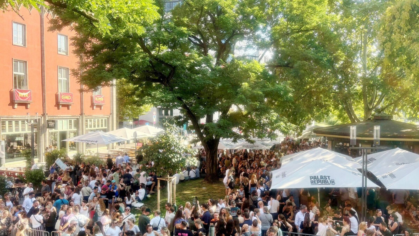 Ein Blick von der Terrasse des Kesselwirts: Der Lehrertag am Palast der Republik hat auch dieses Jahr wieder die Massen angezogen.Foto: Kathrin Haasis Ein Blick von der Terrasse des Kesselwirts: Der Lehrertag am Palast der Republik hat auch dieses Jahr wieder die Massen angezogen.Foto: Kathrin Haasis