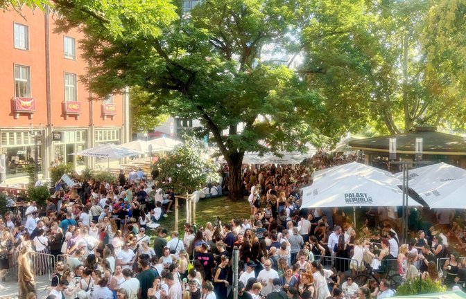 Ein Blick von der Terrasse des Kesselwirts: Der Lehrertag am Palast der Republik hat auch dieses Jahr wieder die Massen angezogen.<span class='image-autor'>Foto: Kathrin Haasis</span>