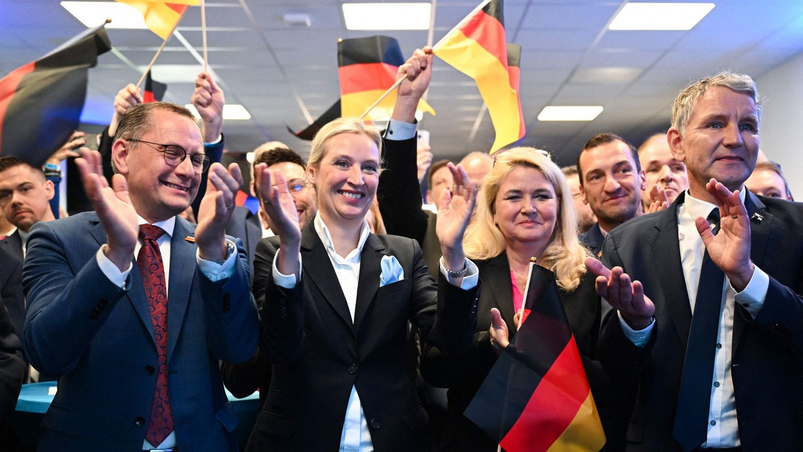 EDie AfD feiert einen Triumph: Spitzenkandidatin Alice Weidel (Zweite von links) mit Co-Chef Tino Chrupalla (links) und Björn HöckeFoto: AFP/Sören Stache EDie AfD feiert einen Triumph: Spitzenkandidatin Alice Weidel (Zweite von links) mit Co-Chef Tino Chrupalla (links) und Björn HöckeFoto: AFP/Sören Stache