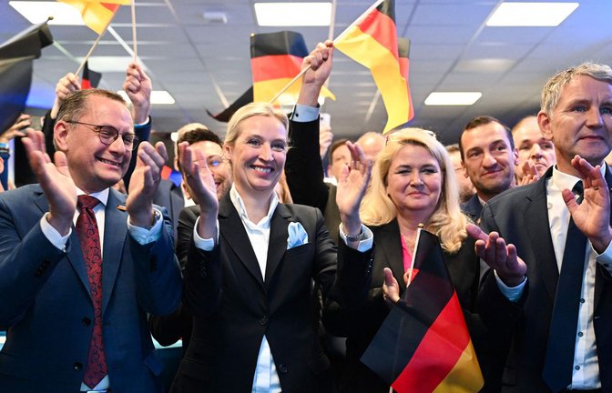 EDie AfD feiert einen Triumph: Spitzenkandidatin Alice Weidel (Zweite von links) mit Co-Chef Tino Chrupalla (links) und Björn Höcke<span class='image-autor'>Foto: AFP/Sören Stache</span>