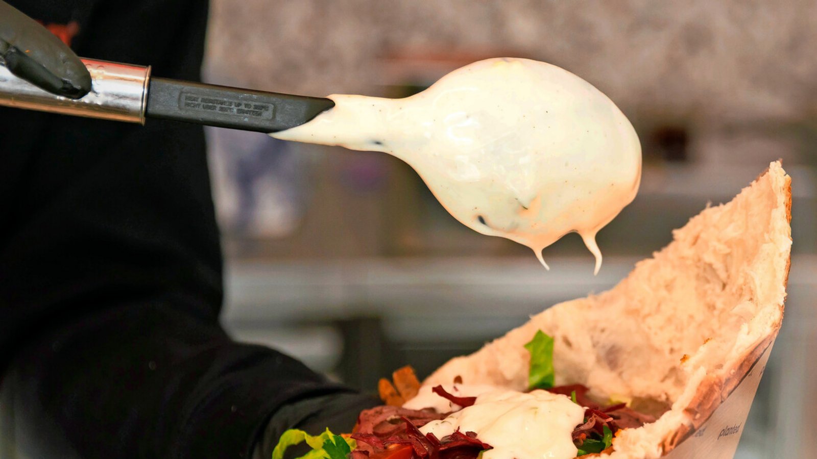 Kein Fleisch – alles vegan: Die Betreiber des Doen Doen haben eine loyale Kundschaft für ihr Fast Food.Foto: Lichtgut/Julian Rettig Kein Fleisch – alles vegan: Die Betreiber des Doen Doen haben eine loyale Kundschaft für ihr Fast Food.Foto: Lichtgut/Julian Rettig