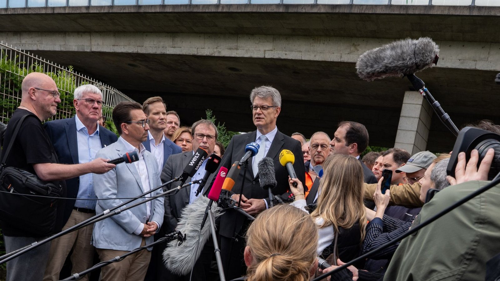 Bundesverkehrsminister Patrick Schnieder (CDU) hat versichert, dass die Bonner Nordbrücke für ihn derzeit oberste Priorität hat.Foto: Benjamin Westhoff/dpa