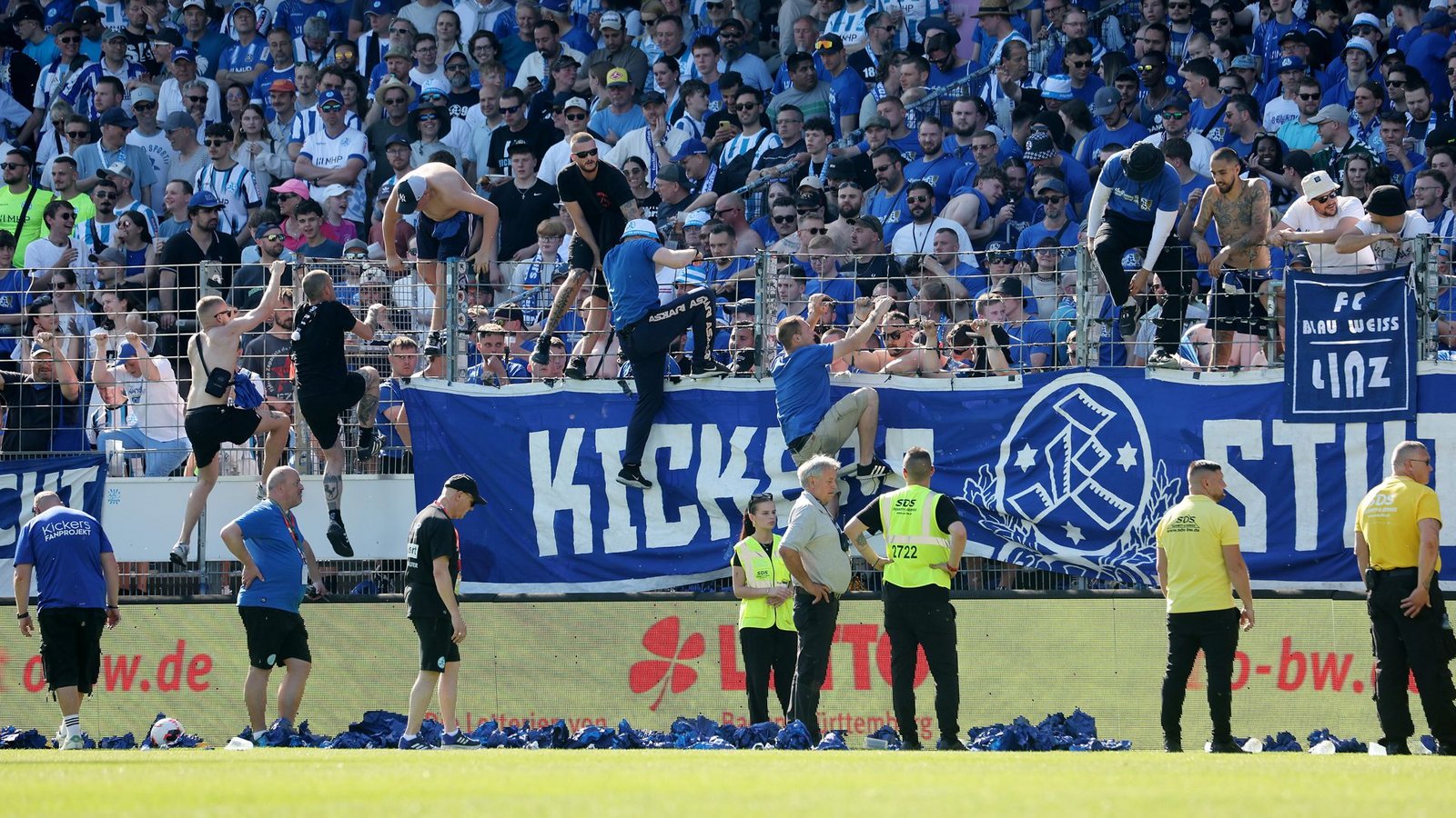 Während des WFV-Pokal-Spiels kletterten einzelne Kickers-Fans über den Zaun.Foto: Baumann
