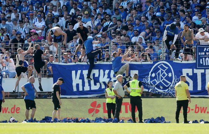 Während des WFV-Pokal-Spiels kletterten einzelne Kickers-Fans über den Zaun.<span class='image-autor'>Foto: Baumann</span>