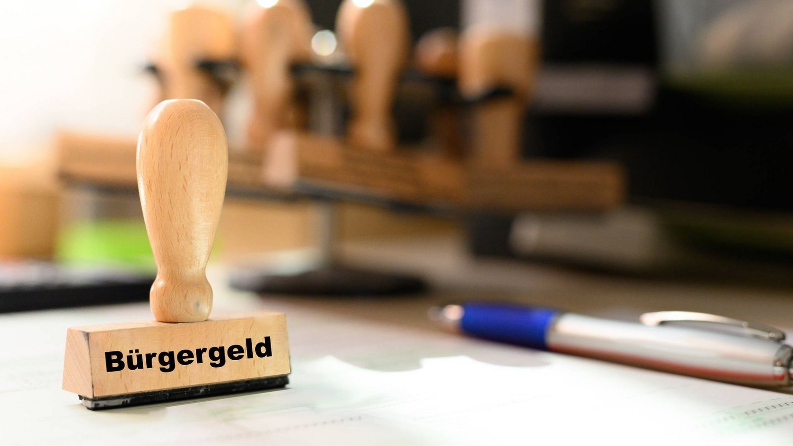 Die Frage, wann das Bürgergeld überwiesen wird, wird vor Weihnachten umso dringlicher.Foto: Imago/Lobeca/Felix Schlikis Die Frage, wann das Bürgergeld überwiesen wird, wird vor Weihnachten umso dringlicher.Foto: Imago/Lobeca/Felix Schlikis
