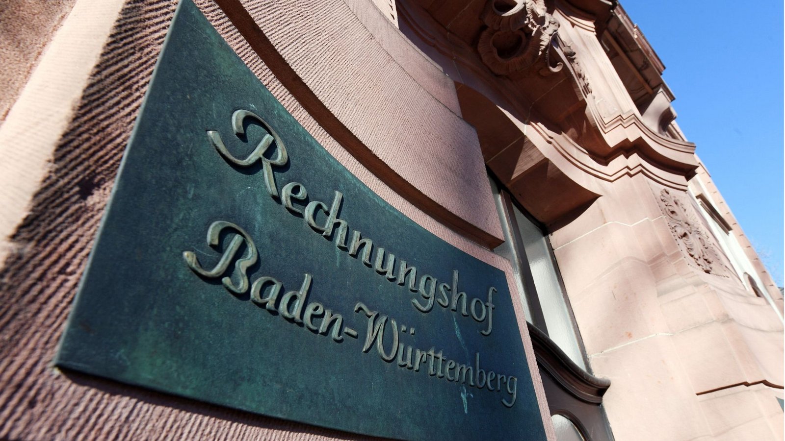 Kritischer Blick auf den Landtag: der RechnungshofFoto: dpa/Uli Deck Kritischer Blick auf den Landtag: der RechnungshofFoto: dpa/Uli Deck