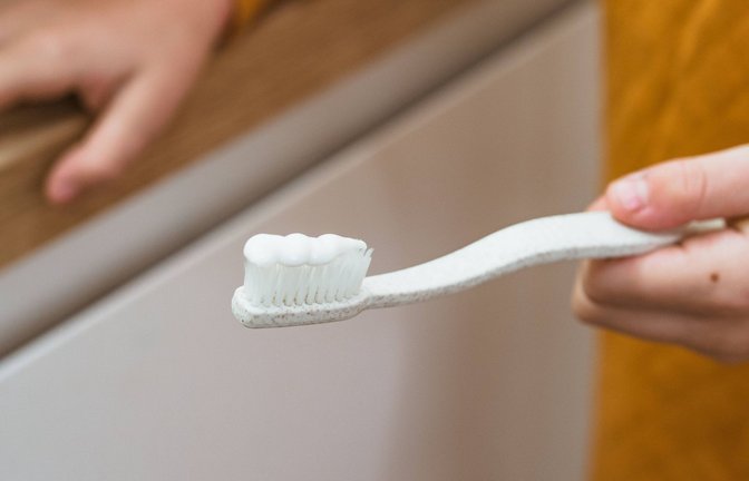 Durch seine Deckkraft verleiht Titandioxid Zahncreme ein strahlendes Weiß. (Symbolfoto)<span class='image-autor'>Foto: imago images/Addictive Stock</span>