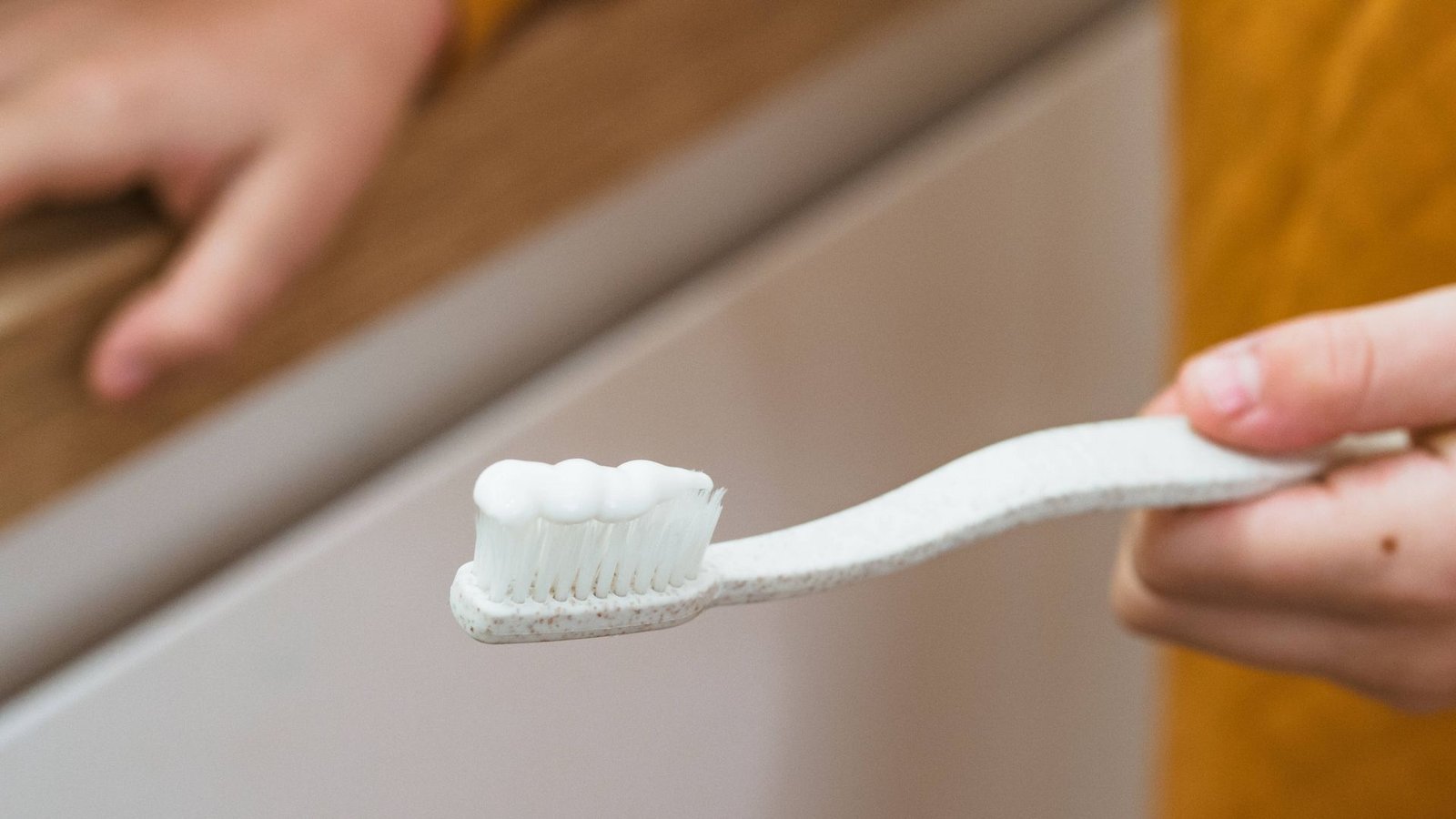Durch seine Deckkraft verleiht Titandioxid Zahncreme ein strahlendes Weiß. (Symbolfoto)Foto: imago images/Addictive Stock Durch seine Deckkraft verleiht Titandioxid Zahncreme ein strahlendes Weiß. (Symbolfoto)Foto: imago images/Addictive Stock