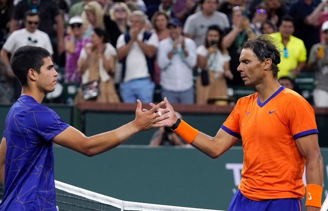 Carlos Alcaraz  (l) und Rafael Nadal bestritten in Las Vegas einen Showkampf.<span class='image-autor'>Foto: Mark J. Terrill/AP/dpa</span>