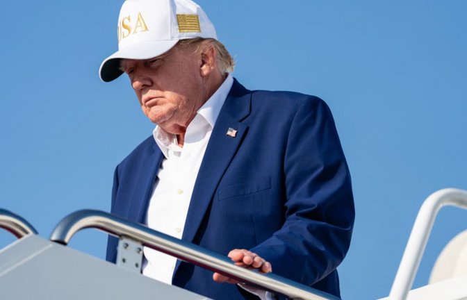 Taktisches Manöver nach dem Nato-Gipfel: Ohne Trump an Bord kehrte die Air Force One vom Nato-Gipfel zurück.<span class='image-autor'>Eric Lee/afp</span>