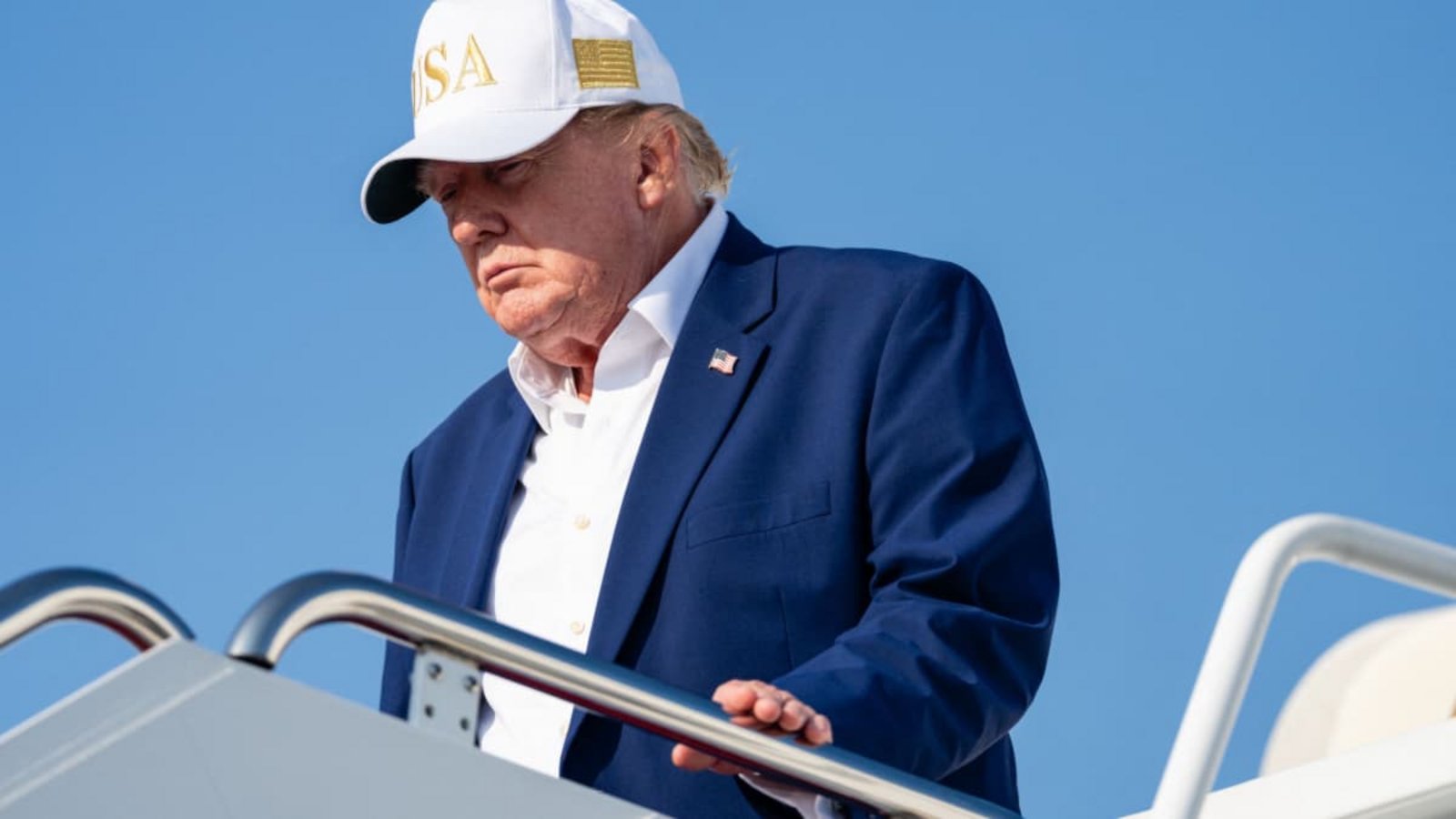 Taktisches Manöver nach dem Nato-Gipfel: Ohne Trump an Bord kehrte die Air Force One vom Nato-Gipfel zurück.Eric Lee/afp Taktisches Manöver nach dem Nato-Gipfel: Ohne Trump an Bord kehrte die Air Force One vom Nato-Gipfel zurück.Eric Lee/afp